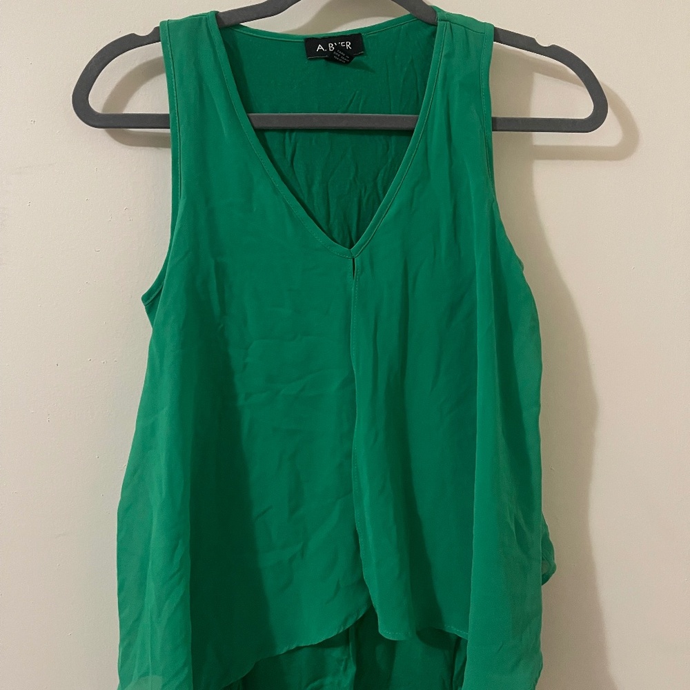 Amy Byer Green V-Neck Sleeveless Top Size Small